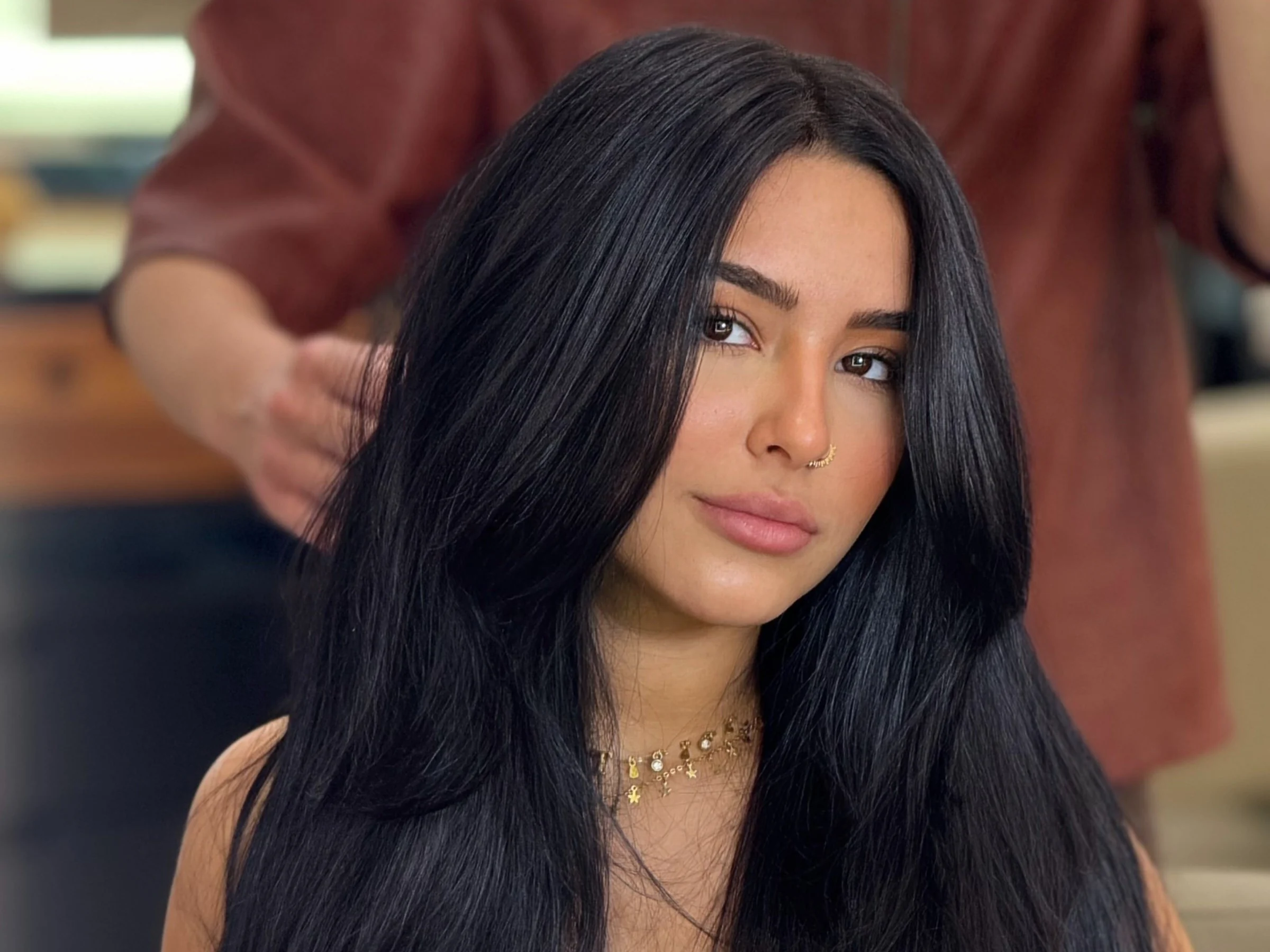 Corte medio em camadas em cabelo preto longo