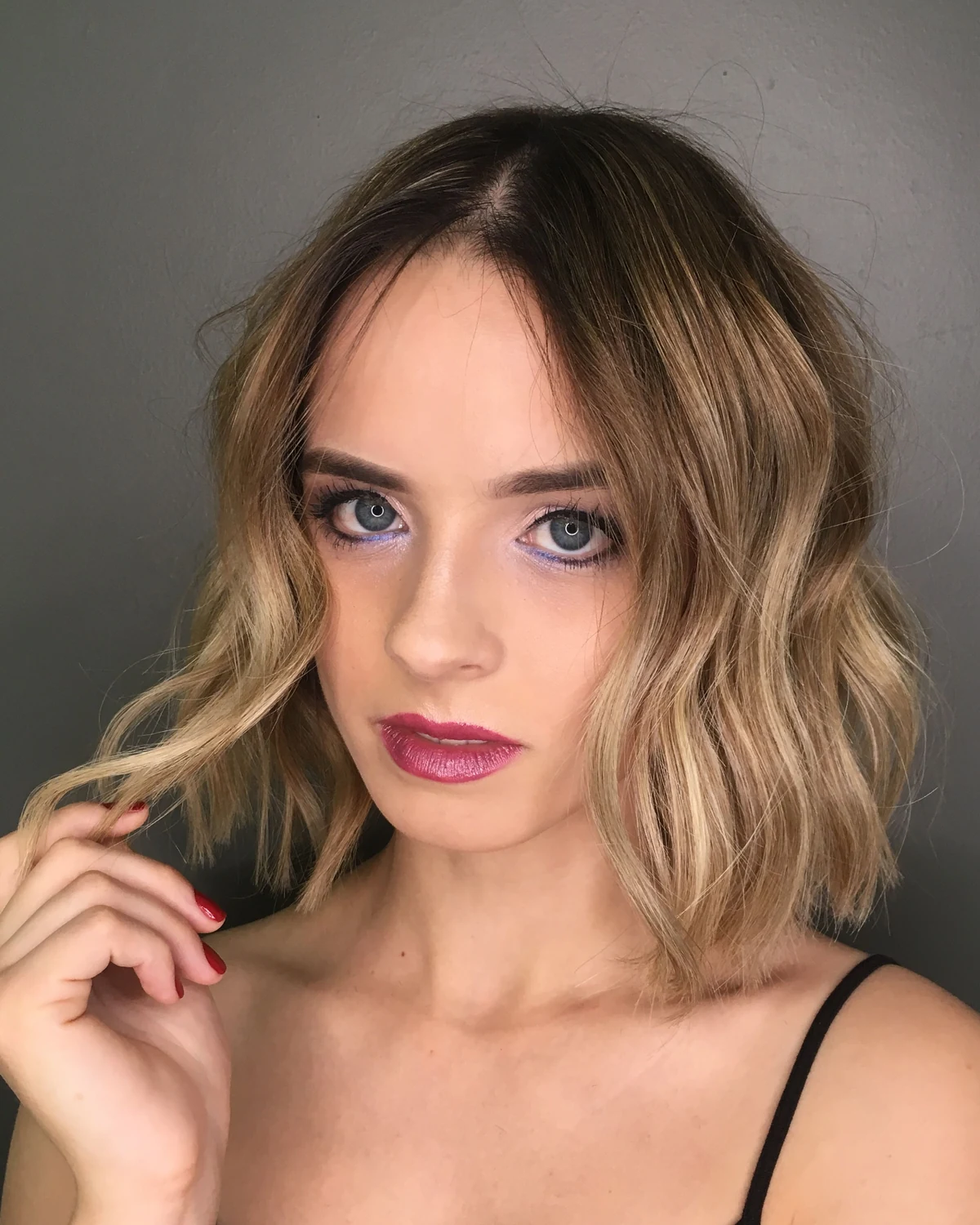 Corte bob com ondas e mechas claras