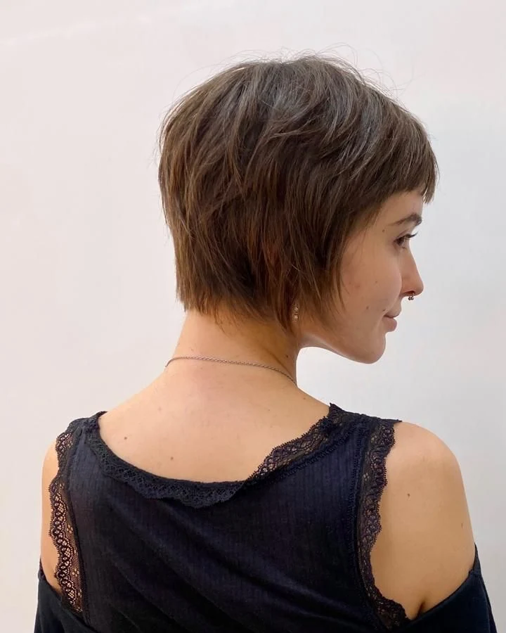 Corte curto visto de perfil