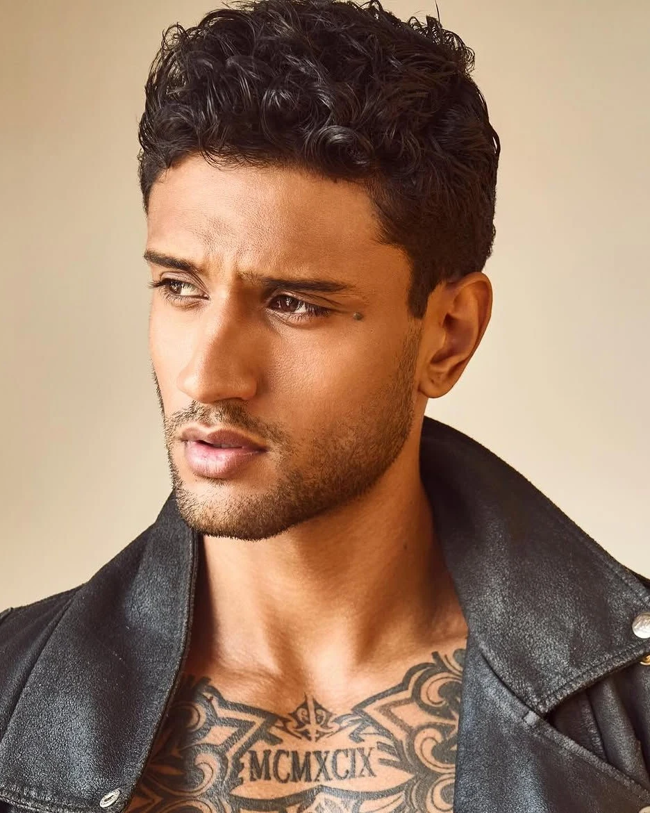Corte masculino com cachos