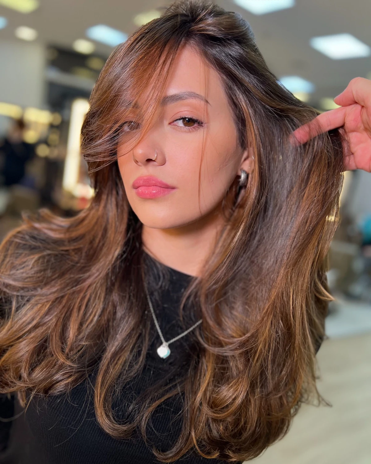 Morena iluminada com ondas